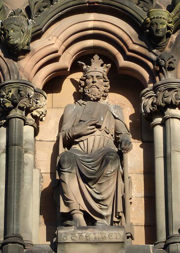 Statue av kong Ethelred I p&#229; vestfasaden p&#229; katedralen i Lichfield 